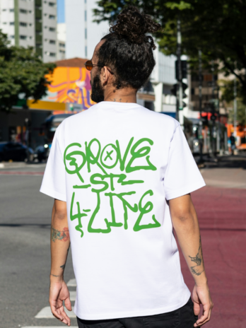 Modelo utilizando camiseta branca escrito "Grove Street 4 Life", referência à gangue de Carl Johson, protagonista do GTA San Andreas