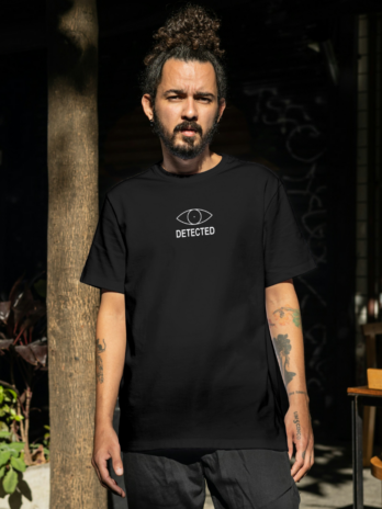 Modelo utilizando camiseta inspirada em Skyrim, com estampa dos status Hidden e Detected, perfeita para fãs da furtividade no jogo