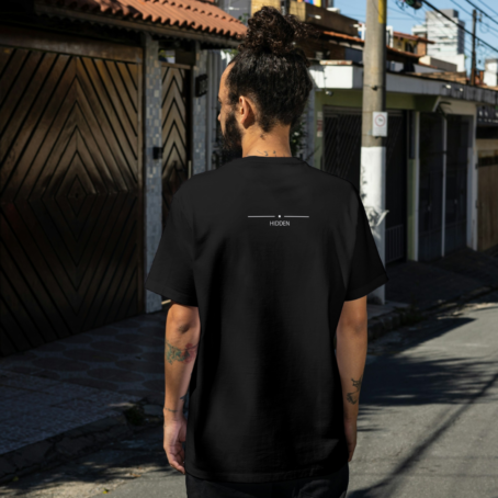 Modelo utilizando camiseta inspirada em Skyrim, com estampa dos status Hidden e Detected, perfeita para fãs da furtividade no jogo